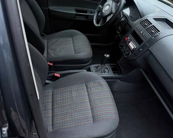 Серый Фольксваген Поло, объемом двигателя 1.4 л и пробегом 208 тыс. км за 4600 $, фото 9 на Automoto.ua