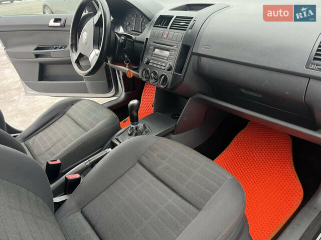 Серый Фольксваген Поло, объемом двигателя 1.42 л и пробегом 265 тыс. км за 5000 $, фото 5 на Automoto.ua