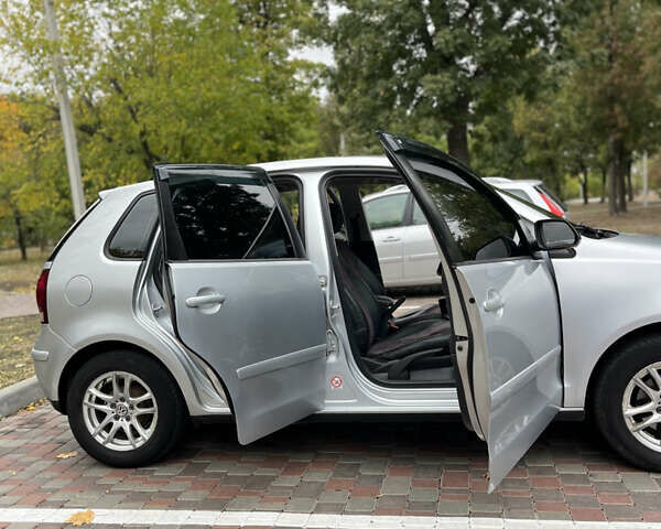 Серый Фольксваген Поло, объемом двигателя 1.2 л и пробегом 234 тыс. км за 4900 $, фото 5 на Automoto.ua