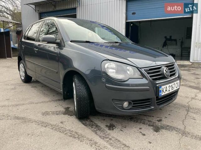 Серый Фольксваген Поло, объемом двигателя 1.39 л и пробегом 208 тыс. км за 4500 $, фото 1 на Automoto.ua