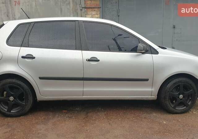 Серый Фольксваген Поло, объемом двигателя 1.4 л и пробегом 333 тыс. км за 3000 $, фото 4 на Automoto.ua