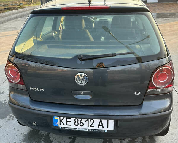 Серый Фольксваген Поло, объемом двигателя 1.4 л и пробегом 194 тыс. км за 6200 $, фото 4 на Automoto.ua
