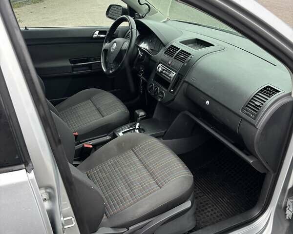 Серый Фольксваген Поло, объемом двигателя 1.39 л и пробегом 212 тыс. км за 5400 $, фото 17 на Automoto.ua