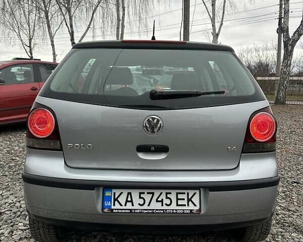Серый Фольксваген Поло, объемом двигателя 1.4 л и пробегом 278 тыс. км за 5400 $, фото 5 на Automoto.ua