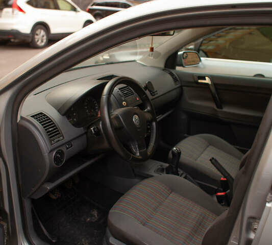 Сірий Фольксваген Поло, об'ємом двигуна 1.4 л та пробігом 183 тис. км за 5200 $, фото 3 на Automoto.ua