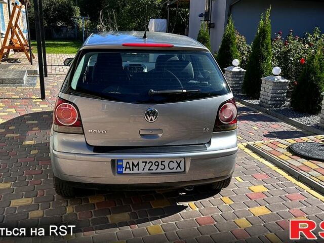 Серый Фольксваген Поло, объемом двигателя 1.4 л и пробегом 250 тыс. км за 5100 $, фото 2 на Automoto.ua