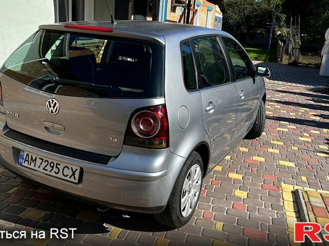 Серый Фольксваген Поло, объемом двигателя 1.4 л и пробегом 250 тыс. км за 5100 $, фото 1 на Automoto.ua
