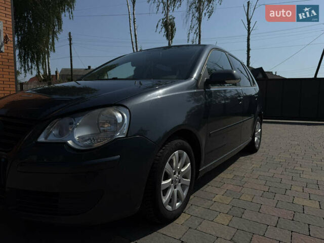 Серый Фольксваген Поло, объемом двигателя 1.4 л и пробегом 310 тыс. км за 4800 $, фото 2 на Automoto.ua