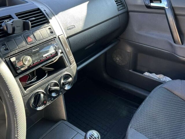 Серый Фольксваген Поло, объемом двигателя 1.4 л и пробегом 157 тыс. км за 4700 $, фото 3 на Automoto.ua