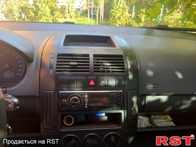 Серый Фольксваген Поло, объемом двигателя 1.4 л и пробегом 328 тыс. км за 4350 $, фото 1 на Automoto.ua