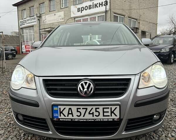 Серый Фольксваген Поло, объемом двигателя 1.4 л и пробегом 278 тыс. км за 5400 $, фото 2 на Automoto.ua