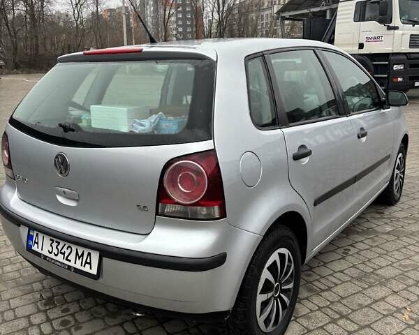 Серый Фольксваген Поло, объемом двигателя 1.39 л и пробегом 212 тыс. км за 5400 $, фото 2 на Automoto.ua