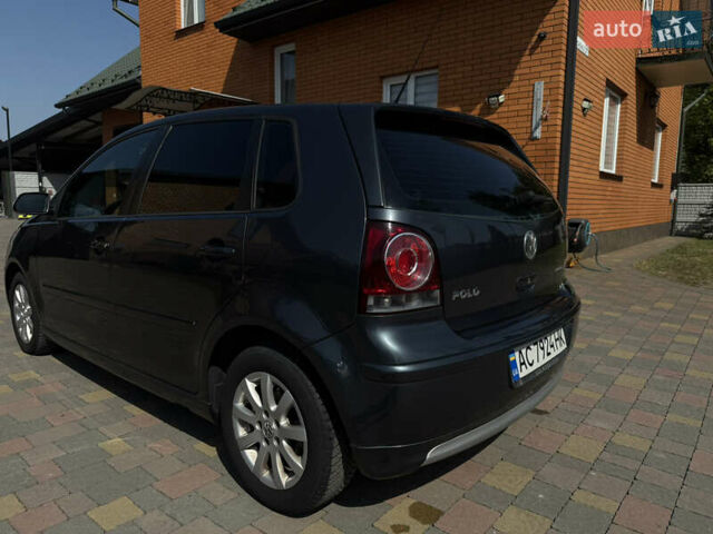 Серый Фольксваген Поло, объемом двигателя 1.4 л и пробегом 310 тыс. км за 4800 $, фото 3 на Automoto.ua