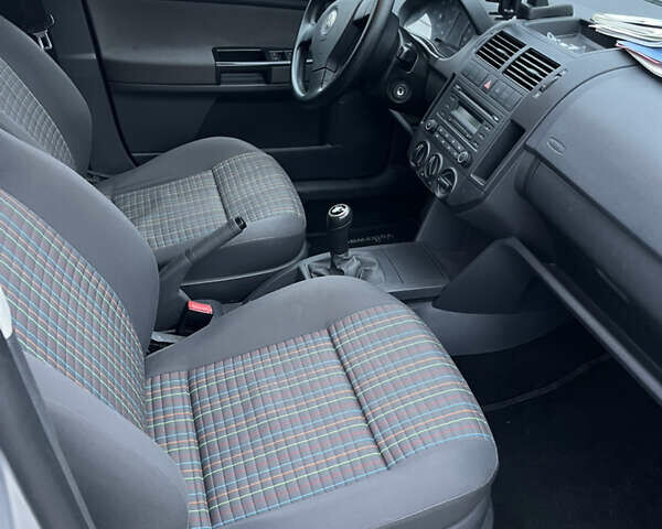 Сірий Фольксваген Поло, об'ємом двигуна 1.42 л та пробігом 179 тис. км за 5850 $, фото 2 на Automoto.ua