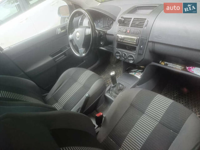 Серый Фольксваген Поло, объемом двигателя 1.4 л и пробегом 250 тыс. км за 5700 $, фото 2 на Automoto.ua