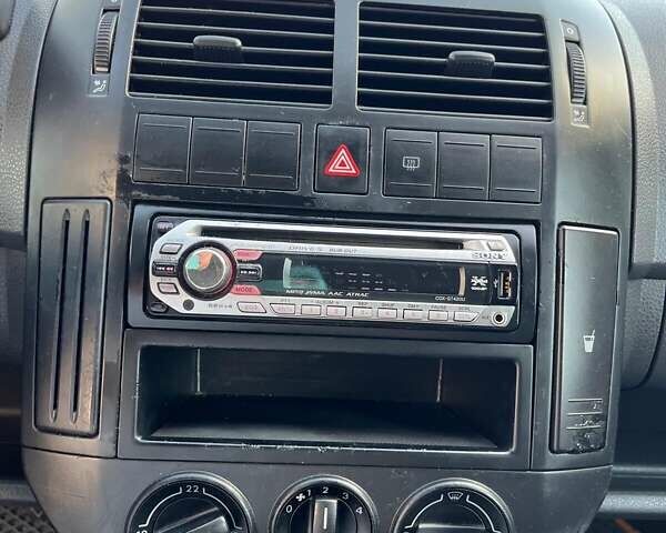 Серый Фольксваген Поло, объемом двигателя 1.4 л и пробегом 237 тыс. км за 4600 $, фото 63 на Automoto.ua