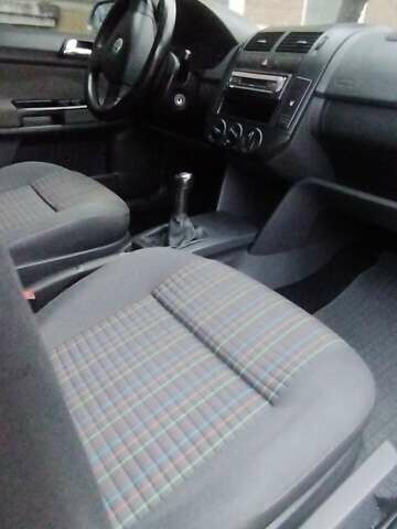 Серый Фольксваген Поло, объемом двигателя 1.4 л и пробегом 407 тыс. км за 5100 $, фото 3 на Automoto.ua