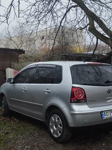 Серый Фольксваген Поло, объемом двигателя 1.4 л и пробегом 407 тыс. км за 5100 $, фото 15 на Automoto.ua