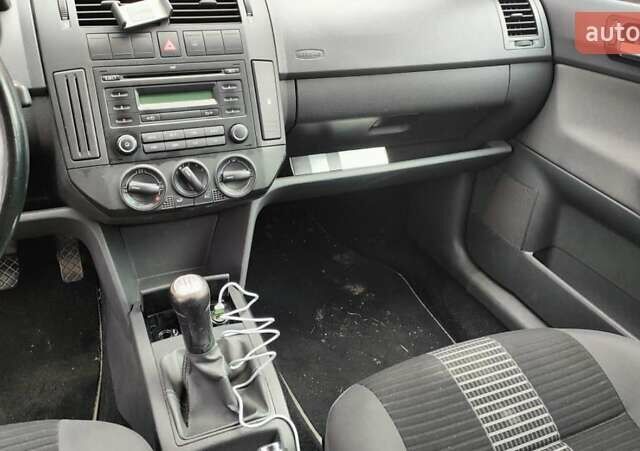 Серый Фольксваген Поло, объемом двигателя 1.2 л и пробегом 246 тыс. км за 4590 $, фото 1 на Automoto.ua