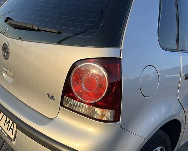 Серый Фольксваген Поло, объемом двигателя 1.4 л и пробегом 237 тыс. км за 4600 $, фото 86 на Automoto.ua