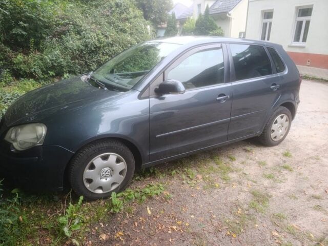 Серый Фольксваген Поло, объемом двигателя 1.4 л и пробегом 250 тыс. км за 5700 $, фото 1 на Automoto.ua