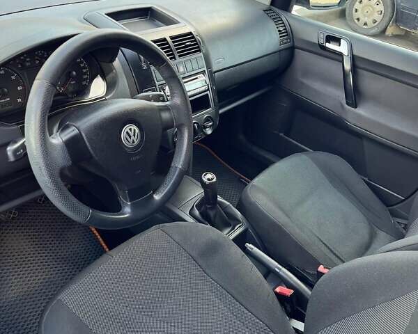 Серый Фольксваген Поло, объемом двигателя 1.4 л и пробегом 237 тыс. км за 4600 $, фото 76 на Automoto.ua