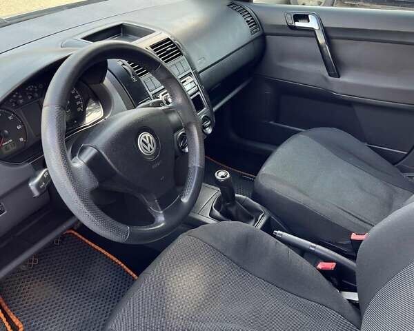 Серый Фольксваген Поло, объемом двигателя 1.4 л и пробегом 237 тыс. км за 4600 $, фото 41 на Automoto.ua