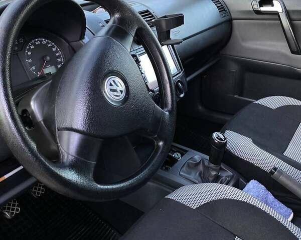 Серый Фольксваген Поло, объемом двигателя 1.42 л и пробегом 211 тыс. км за 5500 $, фото 4 на Automoto.ua