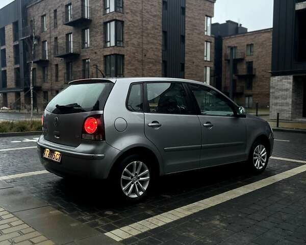 Серый Фольксваген Поло, объемом двигателя 1.39 л и пробегом 156 тыс. км за 4700 $, фото 3 на Automoto.ua