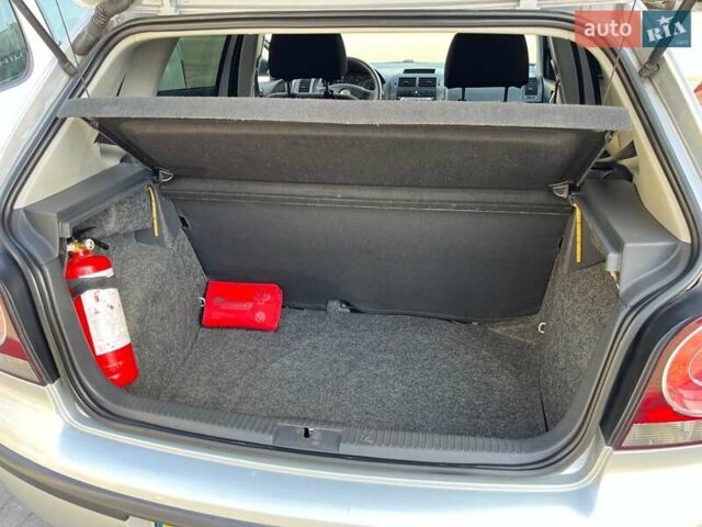 Серый Фольксваген Поло, объемом двигателя 1.4 л и пробегом 237 тыс. км за 4600 $, фото 69 на Automoto.ua