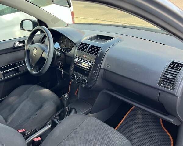 Серый Фольксваген Поло, объемом двигателя 1.4 л и пробегом 237 тыс. км за 4600 $, фото 43 на Automoto.ua