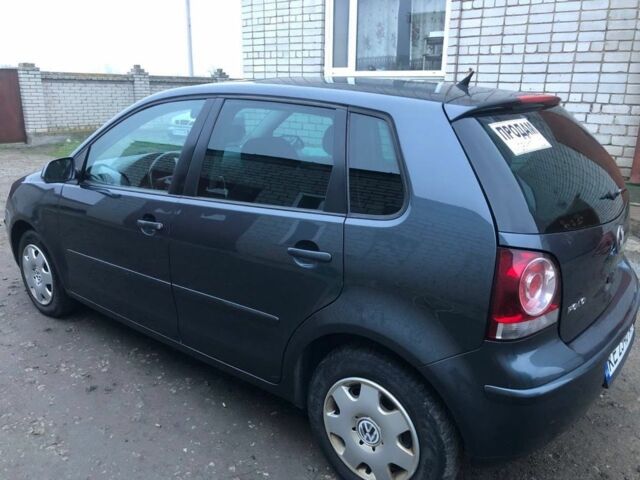 Серый Фольксваген Поло, объемом двигателя 1.4 л и пробегом 256 тыс. км за 5500 $, фото 2 на Automoto.ua