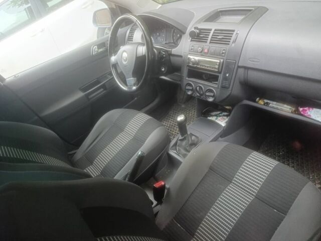 Серый Фольксваген Поло, объемом двигателя 1.4 л и пробегом 250 тыс. км за 5700 $, фото 3 на Automoto.ua