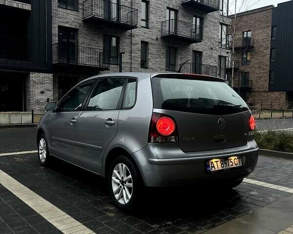 Серый Фольксваген Поло, объемом двигателя 1.39 л и пробегом 156 тыс. км за 4700 $, фото 1 на Automoto.ua