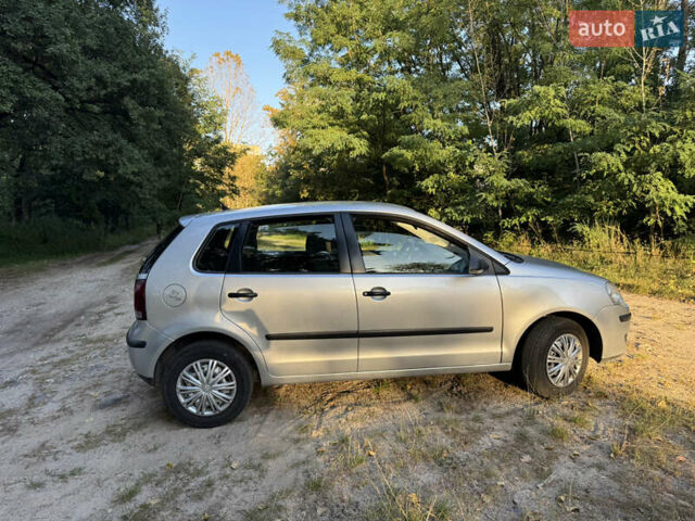 Серый Фольксваген Поло, объемом двигателя 1.39 л и пробегом 280 тыс. км за 5300 $, фото 2 на Automoto.ua