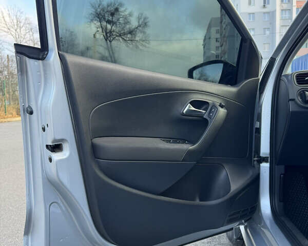 Серый Фольксваген Поло, объемом двигателя 1.39 л и пробегом 243 тыс. км за 6500 $, фото 13 на Automoto.ua