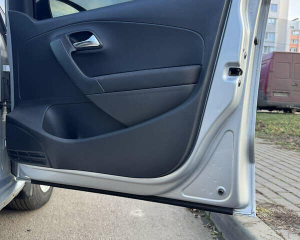 Серый Фольксваген Поло, объемом двигателя 1.39 л и пробегом 243 тыс. км за 6500 $, фото 15 на Automoto.ua