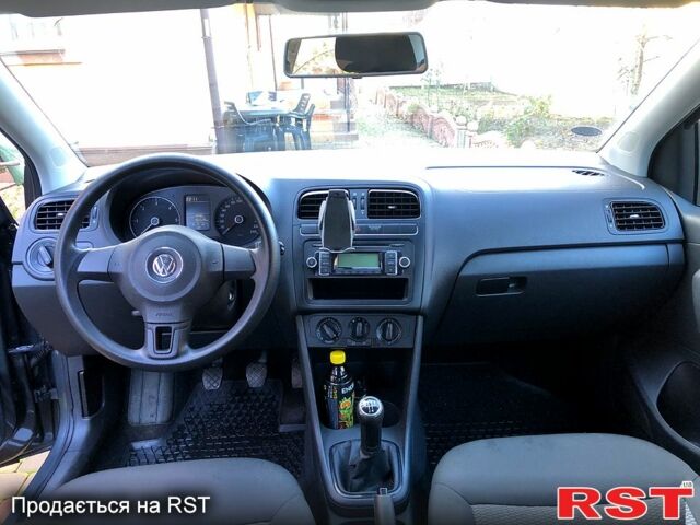 Серый Фольксваген Поло, объемом двигателя 1.6 л и пробегом 165 тыс. км за 7000 $, фото 5 на Automoto.ua