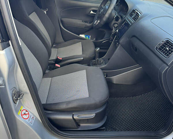 Серый Фольксваген Поло, объемом двигателя 1.39 л и пробегом 243 тыс. км за 6500 $, фото 11 на Automoto.ua