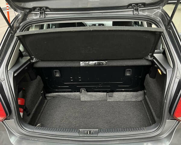 Сірий Фольксваген Поло, об'ємом двигуна 1.39 л та пробігом 185 тис. км за 7600 $, фото 4 на Automoto.ua