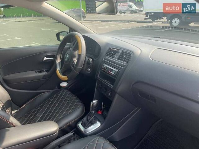 Серый Фольксваген Поло, объемом двигателя 1.39 л и пробегом 250 тыс. км за 8358 $, фото 5 на Automoto.ua