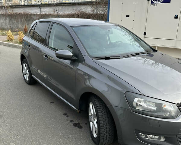 Серый Фольксваген Поло, объемом двигателя 1.2 л и пробегом 229 тыс. км за 5500 $, фото 1 на Automoto.ua