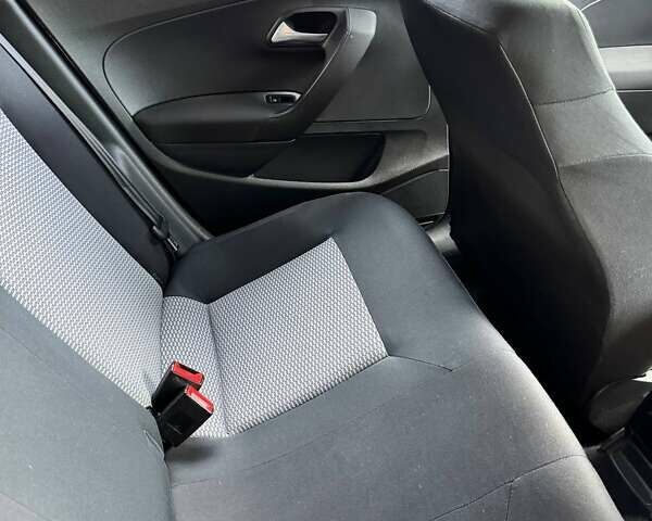 Серый Фольксваген Поло, объемом двигателя 1.4 л и пробегом 210 тыс. км за 7900 $, фото 21 на Automoto.ua