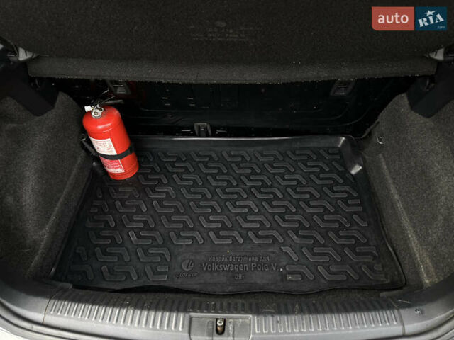 Серый Фольксваген Поло, объемом двигателя 1.2 л и пробегом 229 тыс. км за 5500 $, фото 17 на Automoto.ua