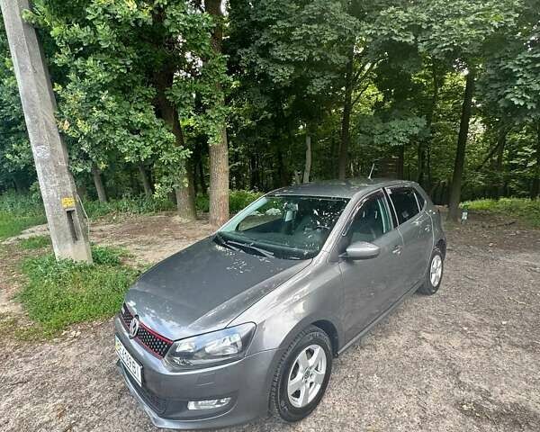 Серый Фольксваген Поло, объемом двигателя 1.4 л и пробегом 210 тыс. км за 7900 $, фото 1 на Automoto.ua