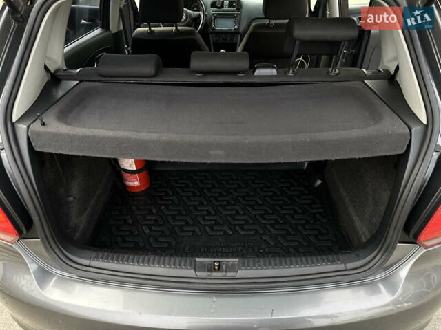 Серый Фольксваген Поло, объемом двигателя 1.2 л и пробегом 229 тыс. км за 5500 $, фото 12 на Automoto.ua