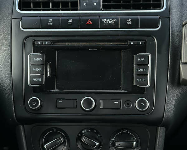 Серый Фольксваген Поло, объемом двигателя 1.2 л и пробегом 200 тыс. км за 5299 $, фото 7 на Automoto.ua