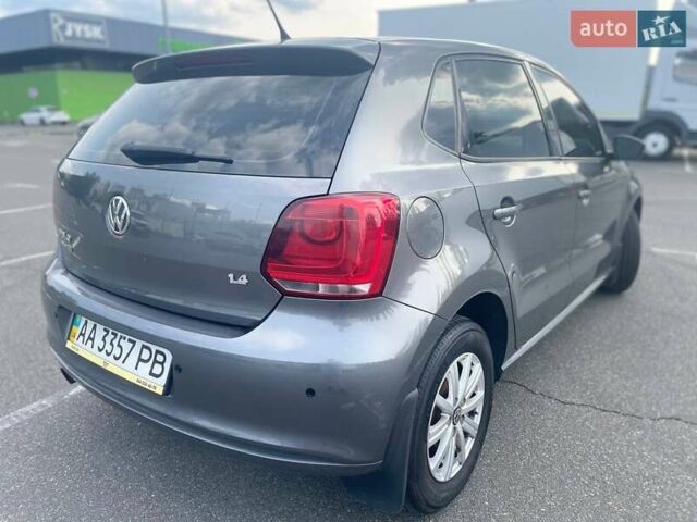 Серый Фольксваген Поло, объемом двигателя 1.39 л и пробегом 250 тыс. км за 8358 $, фото 1 на Automoto.ua