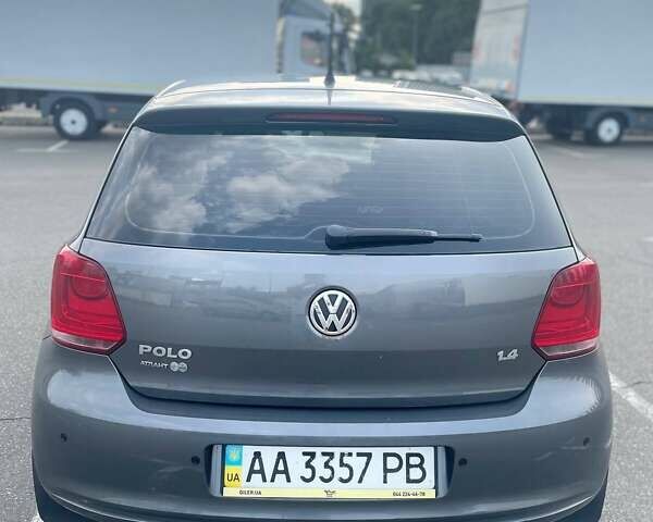 Серый Фольксваген Поло, объемом двигателя 1.39 л и пробегом 250 тыс. км за 8358 $, фото 4 на Automoto.ua