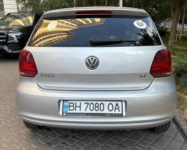 Серый Фольксваген Поло, объемом двигателя 1.39 л и пробегом 135 тыс. км за 8000 $, фото 4 на Automoto.ua